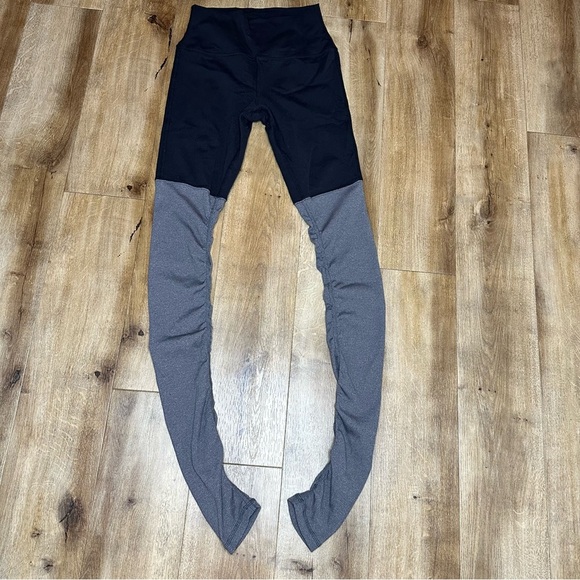 Alo Yoga Goddess Ribbed Ruched Leggings Gray & Black - Picture 4 of 14